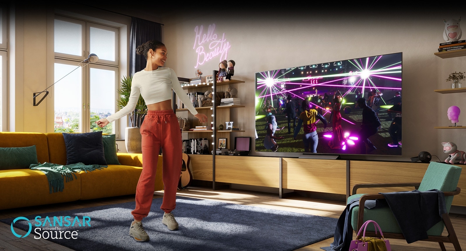 Uma mulher está a dançar na sua sala a ver um concerto no ecrã no metaverse de "Sansar" na TV.